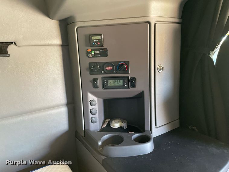 image for item NX9805 2017 Peterbilt 579  semi truck