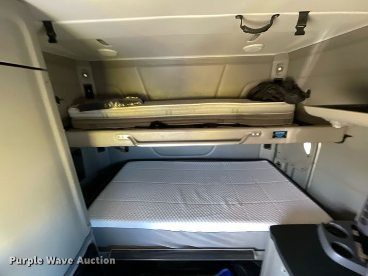 image for item NX9805 2017 Peterbilt 579  semi truck