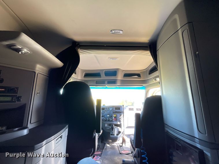 image for item NX9805 2017 Peterbilt 579  semi truck