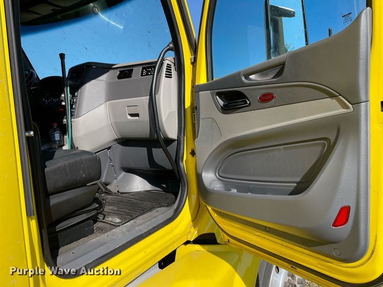 image for item NX9805 2017 Peterbilt 579  semi truck