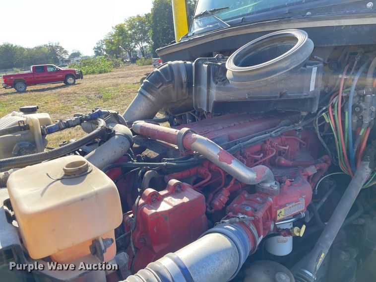 image for item NX9805 2017 Peterbilt 579  semi truck