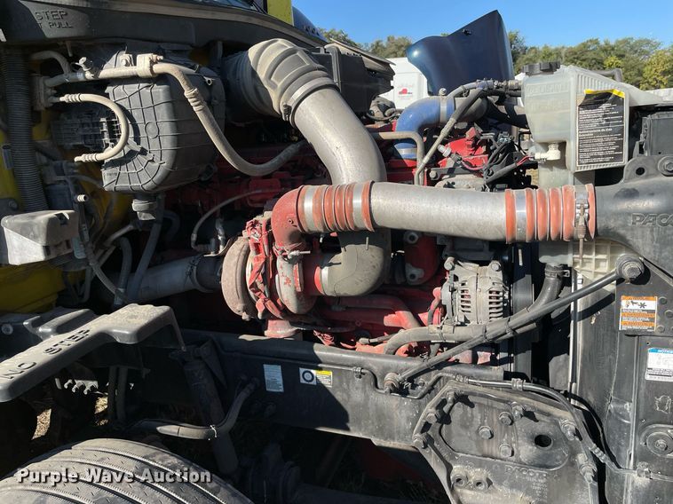 image for item NX9805 2017 Peterbilt 579  semi truck