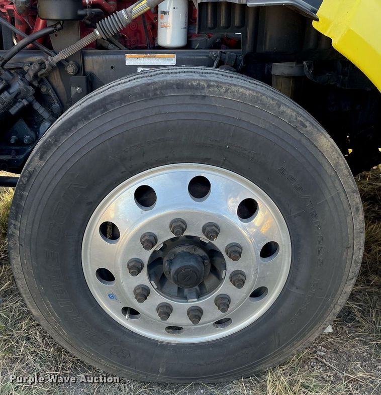 image for item NX9805 2017 Peterbilt 579  semi truck