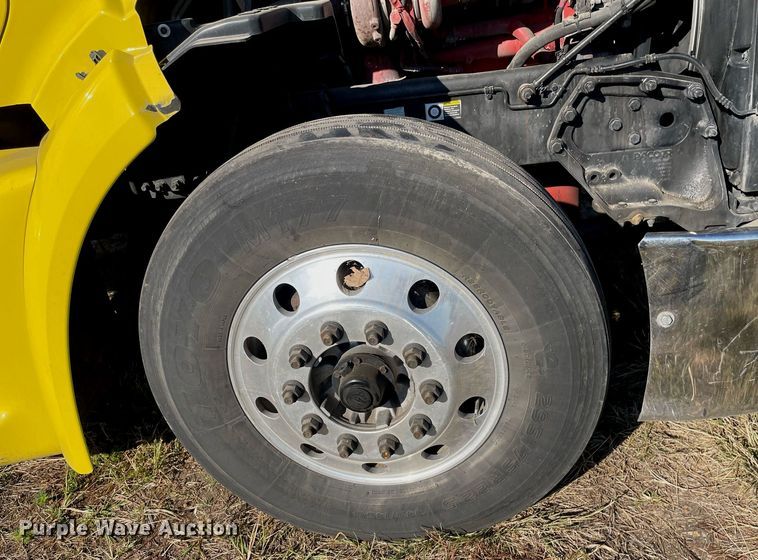 image for item NX9805 2017 Peterbilt 579  semi truck