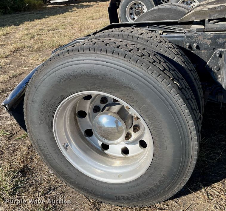 image for item NX9805 2017 Peterbilt 579  semi truck