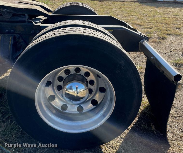 image for item NX9805 2017 Peterbilt 579  semi truck