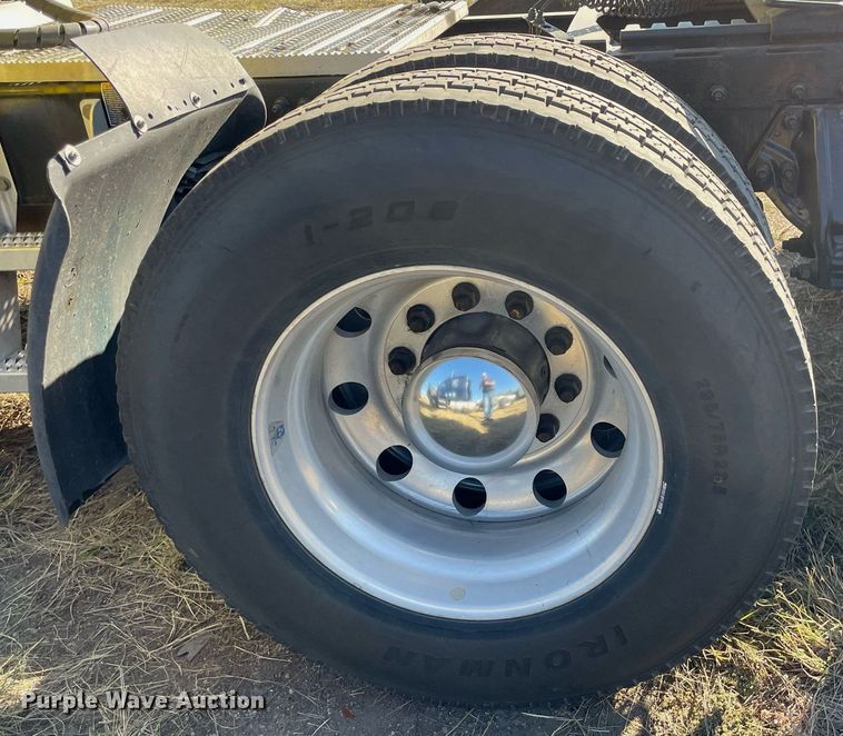 image for item NX9805 2017 Peterbilt 579  semi truck