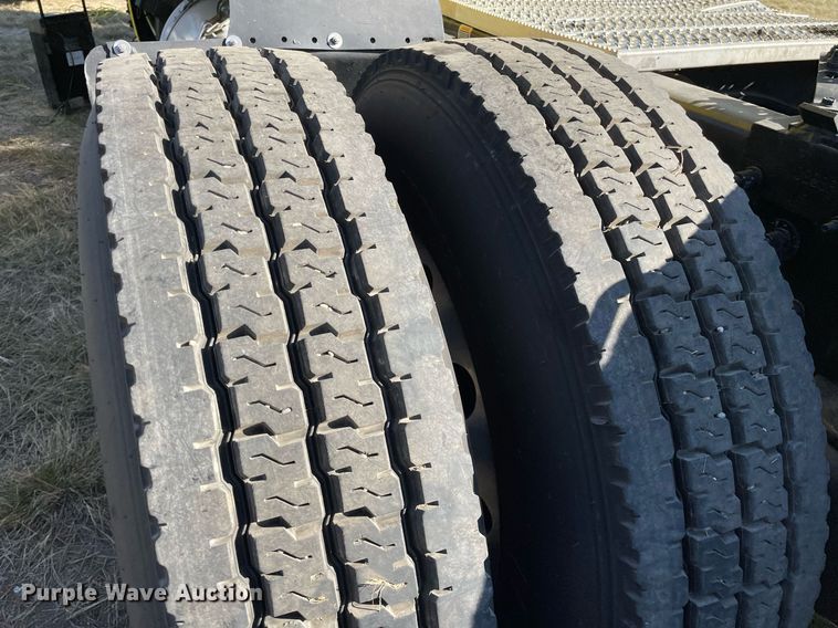 image for item NX9805 2017 Peterbilt 579  semi truck