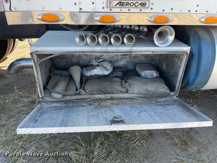 image for item NX9806 2006 Kenworth T600  semi truck