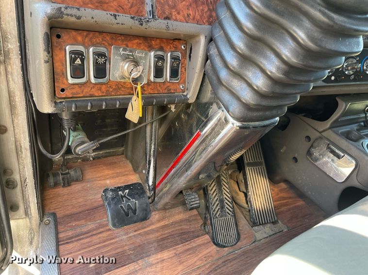 image for item NX9806 2006 Kenworth T600  semi truck