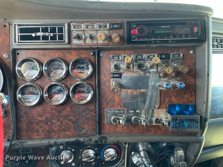 image for item NX9806 2006 Kenworth T600  semi truck