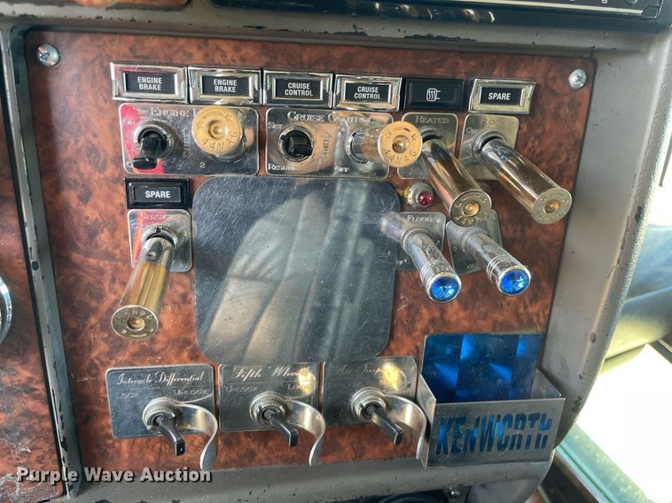 image for item NX9806 2006 Kenworth T600  semi truck