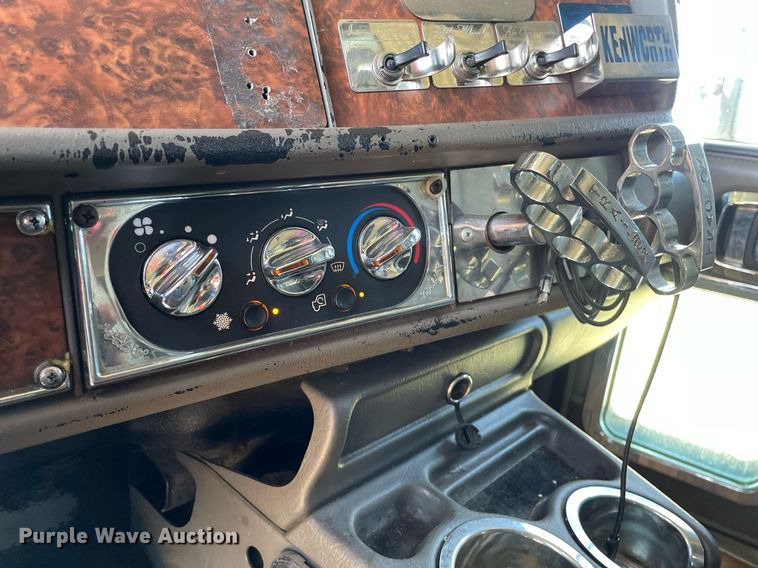 image for item NX9806 2006 Kenworth T600  semi truck