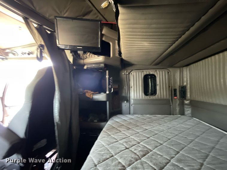 image for item NX9806 2006 Kenworth T600  semi truck