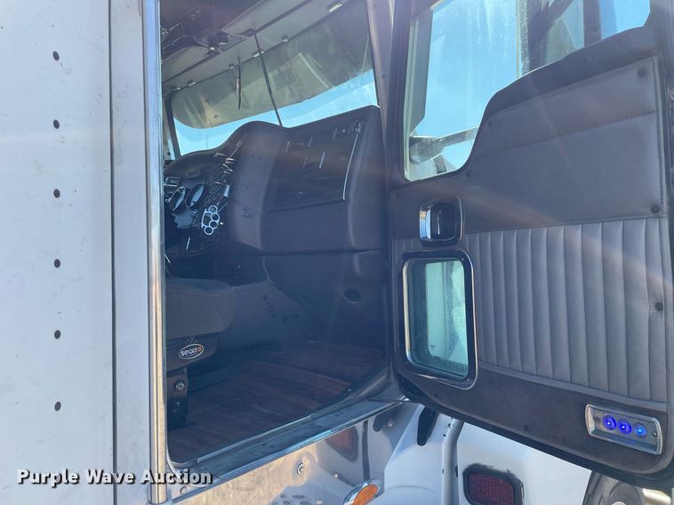 image for item NX9806 2006 Kenworth T600  semi truck