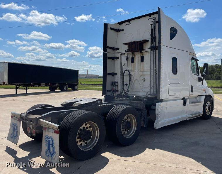 image for item NY9604 2016 Freightliner Cascadia Evolution CA125SLP  semi truck