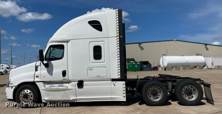 image for item NY9604 2016 Freightliner Cascadia Evolution CA125SLP  semi truck