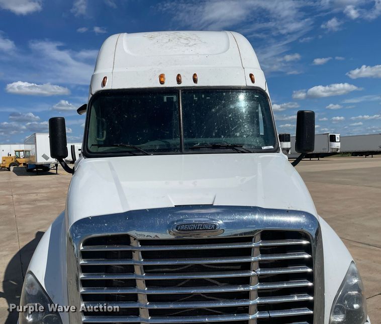 image for item NY9604 2016 Freightliner Cascadia Evolution CA125SLP  semi truck