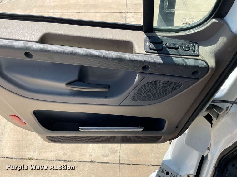 image for item NY9604 2016 Freightliner Cascadia Evolution CA125SLP  semi truck