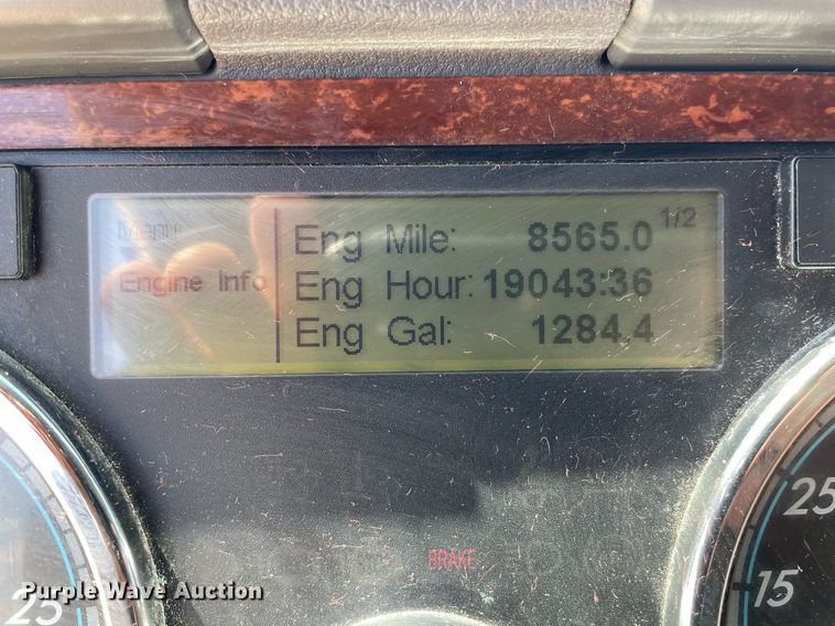 image for item NY9604 2016 Freightliner Cascadia Evolution CA125SLP  semi truck