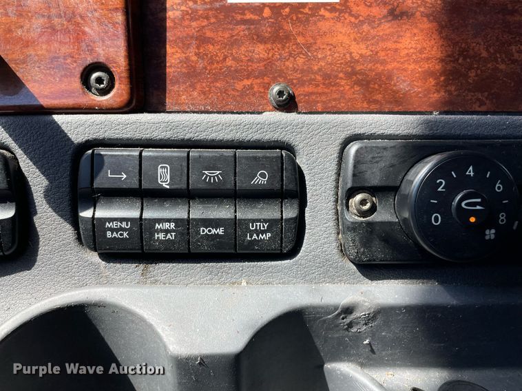 image for item NY9604 2016 Freightliner Cascadia Evolution CA125SLP  semi truck