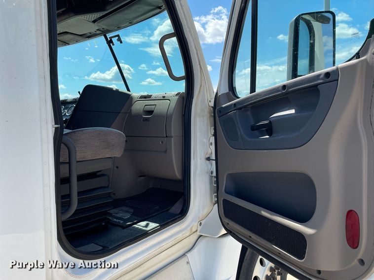 image for item NY9604 2016 Freightliner Cascadia Evolution CA125SLP  semi truck