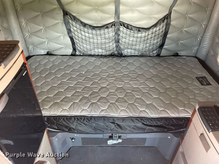 image for item NY9604 2016 Freightliner Cascadia Evolution CA125SLP  semi truck