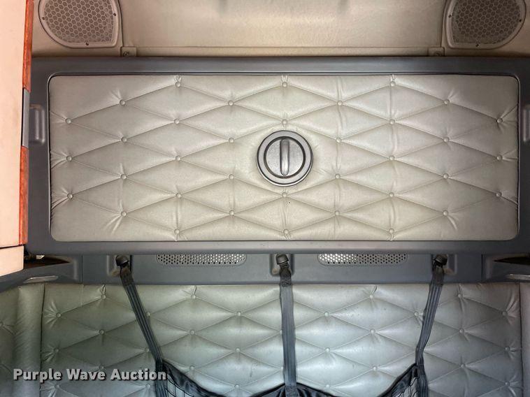 image for item NY9604 2016 Freightliner Cascadia Evolution CA125SLP  semi truck