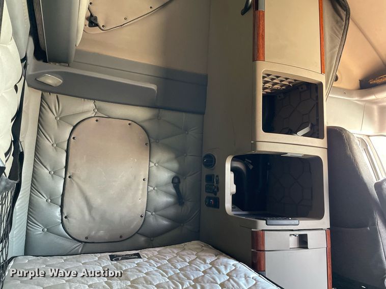 image for item NY9604 2016 Freightliner Cascadia Evolution CA125SLP  semi truck