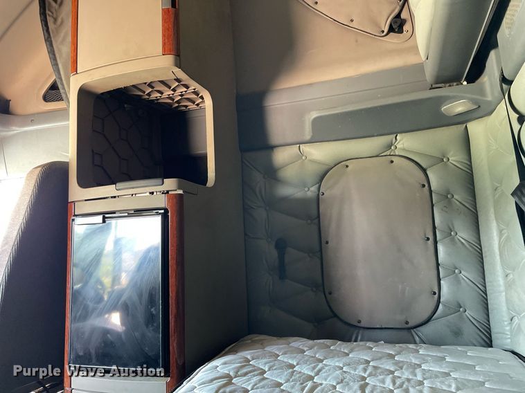 image for item NY9604 2016 Freightliner Cascadia Evolution CA125SLP  semi truck