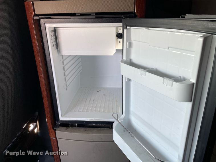 image for item NY9604 2016 Freightliner Cascadia Evolution CA125SLP  semi truck