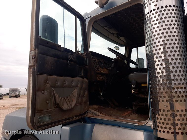 image for item OF9520 1993 Kenworth T600B  flatbed truck