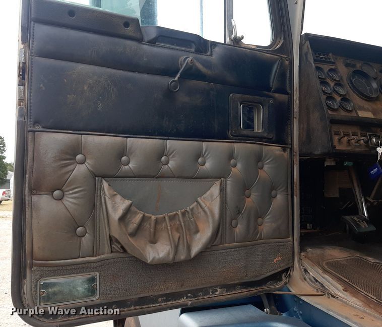 image for item OF9520 1993 Kenworth T600B  flatbed truck