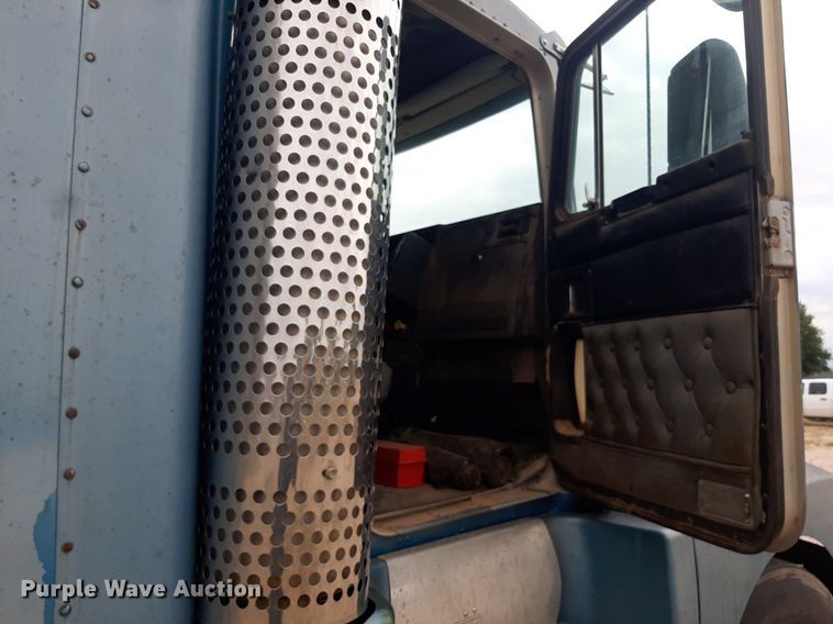 image for item OF9520 1993 Kenworth T600B  flatbed truck