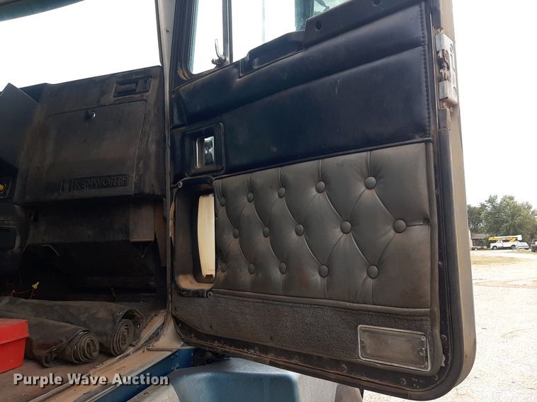 image for item OF9520 1993 Kenworth T600B  flatbed truck