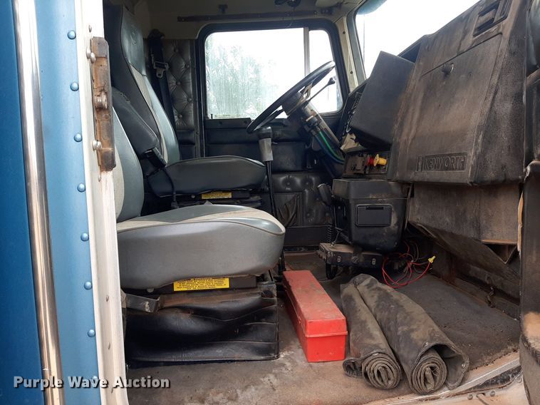 image for item OF9520 1993 Kenworth T600B  flatbed truck