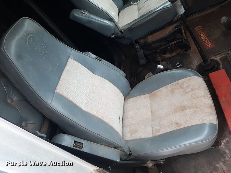 image for item OF9520 1993 Kenworth T600B  flatbed truck