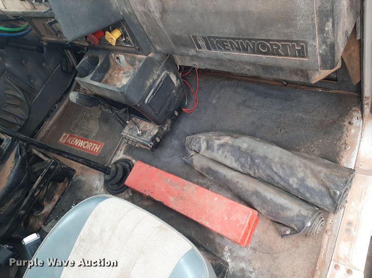 image for item OF9520 1993 Kenworth T600B  flatbed truck