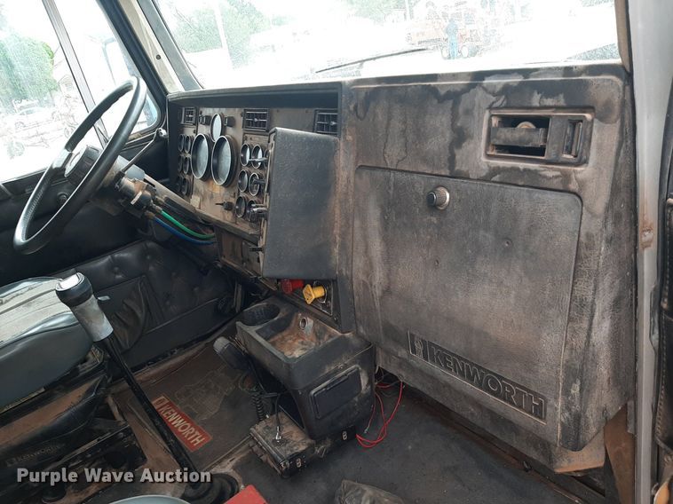 image for item OF9520 1993 Kenworth T600B  flatbed truck