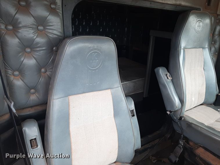 image for item OF9520 1993 Kenworth T600B  flatbed truck