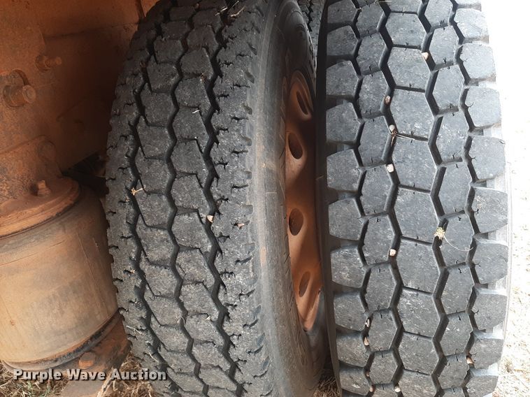 image for item OF9520 1993 Kenworth T600B  flatbed truck