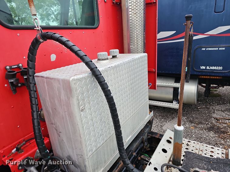 image for item OG9491 2007 Freightliner Columbia 120  semi truck