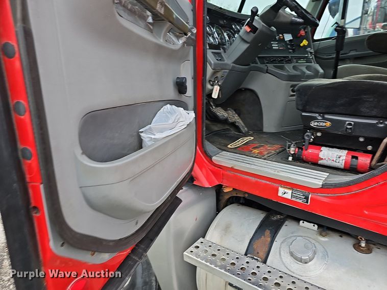 image for item OG9491 2007 Freightliner Columbia 120  semi truck