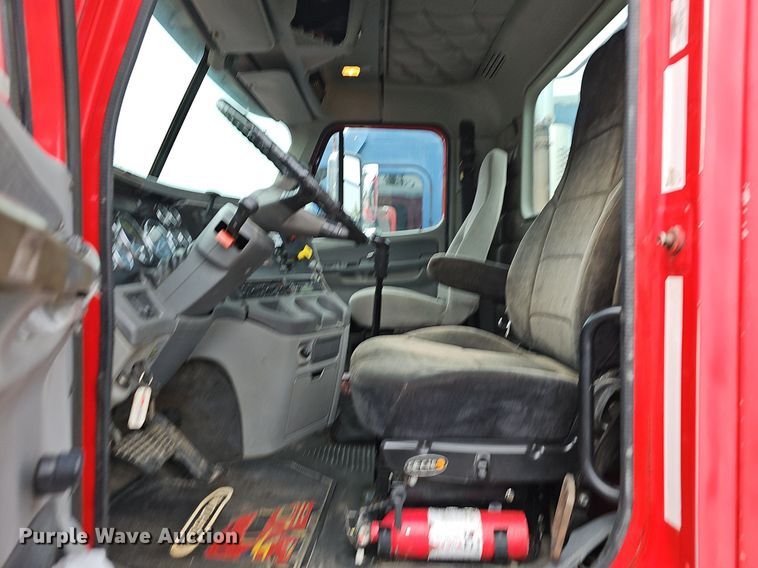 image for item OG9491 2007 Freightliner Columbia 120  semi truck