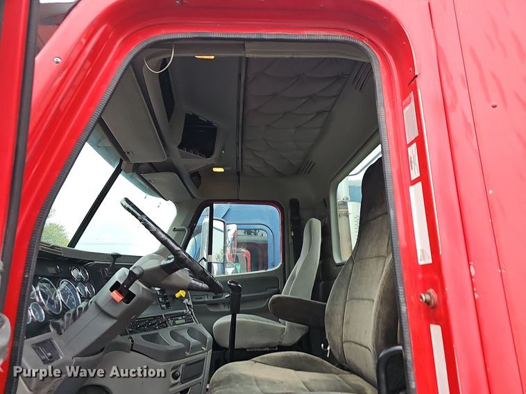 image for item OG9491 2007 Freightliner Columbia 120  semi truck