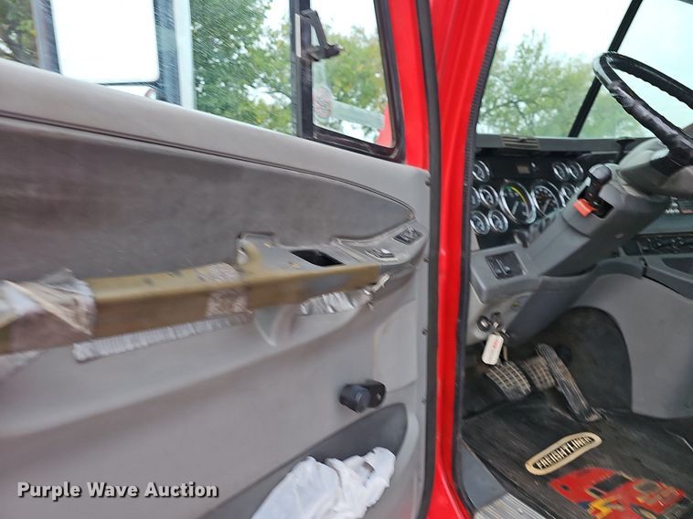 image for item OG9491 2007 Freightliner Columbia 120  semi truck