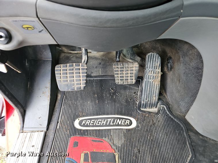 image for item OG9491 2007 Freightliner Columbia 120  semi truck