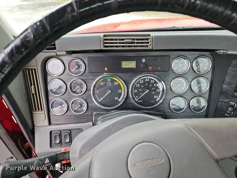 image for item OG9491 2007 Freightliner Columbia 120  semi truck