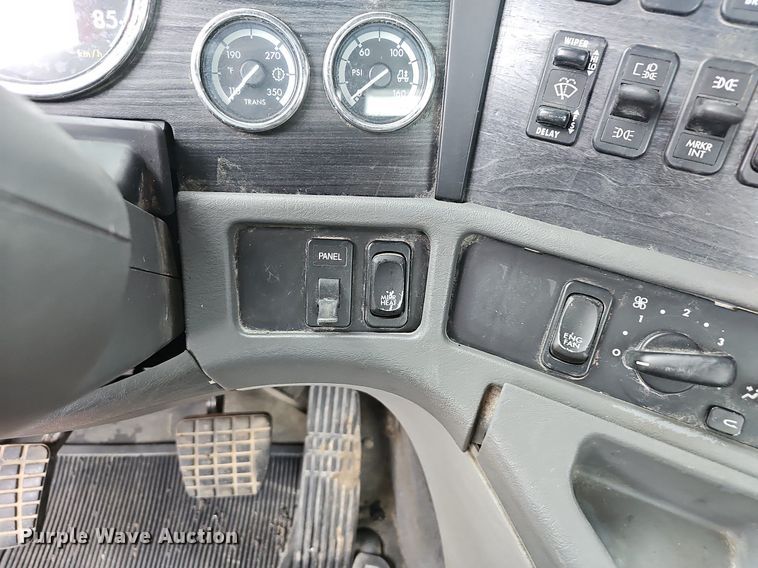 image for item OG9491 2007 Freightliner Columbia 120  semi truck