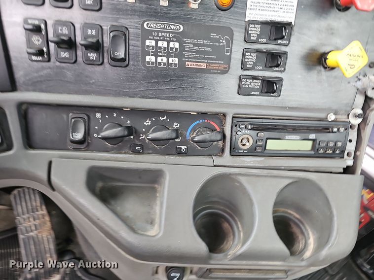 image for item OG9491 2007 Freightliner Columbia 120  semi truck